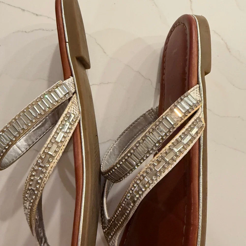 Unisa Womens Brown Silver Rhinestone Embellished Thong Flat‎ Sandals Size 6.5M